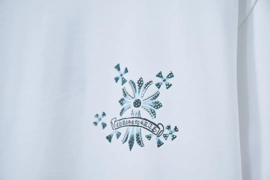 🅿️190 Ch*ome Hearte 25SS early spring new style Crow heart graffiti printed hot diamond short sleeves Light luxury essential item for daily commuting for men and women Correct version Welcome to compare Detailed features · 320g 100% pure cotton double yarn jersey fabric · Custom dyed in the same cylinder, special thickened 32 pieces double-strand 1X1 thread · Digital direct printing ➕Imported Australian pearlescent diamonds · Double needle stitching and cross-stitch technology · Original main mark, washed tag, brand moisture-proof paper packaging Color: black/white Size: S/M/L/XL
